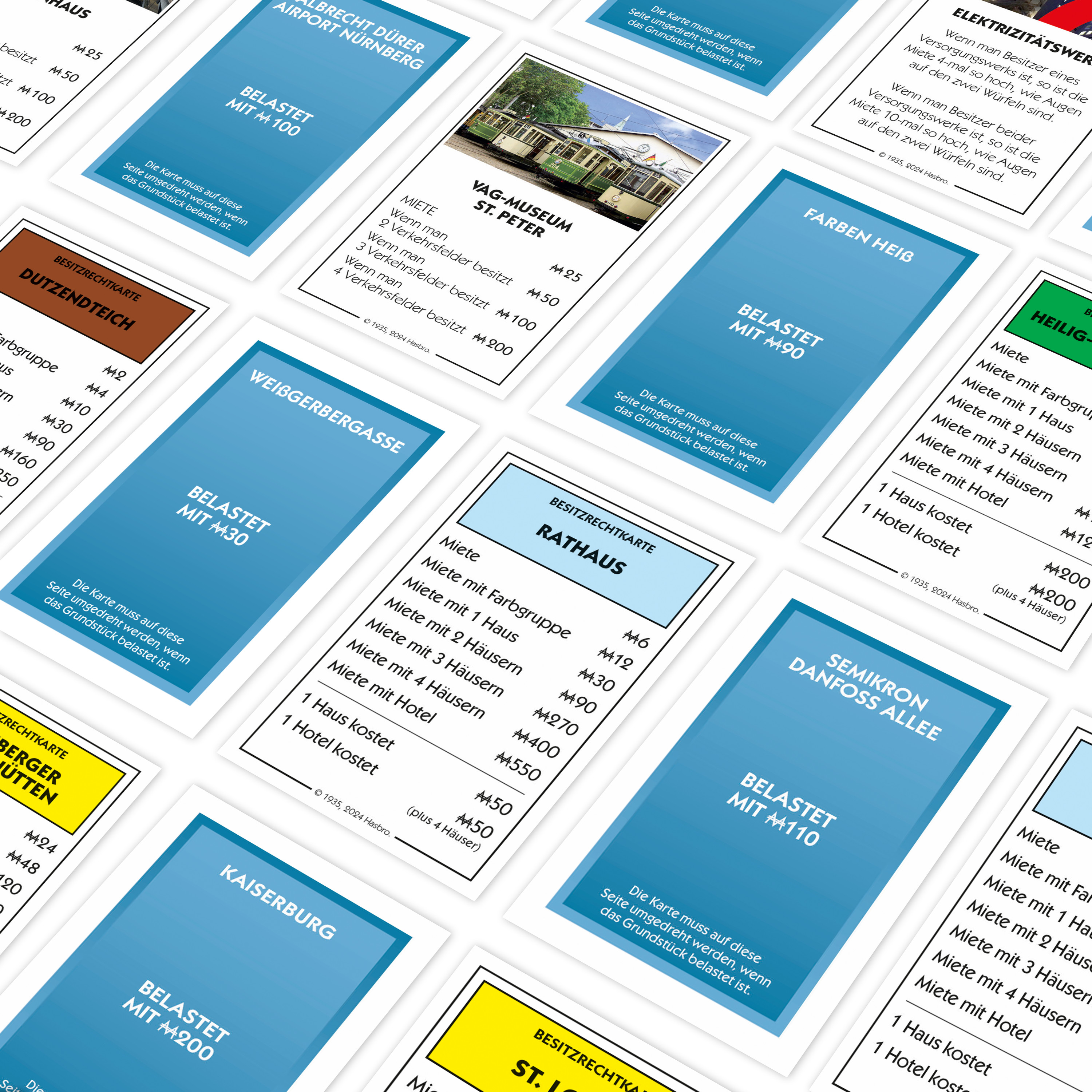 Monopoly-Spielkarten. Mehrere Karten sind sichtbar, mit Immobiliennamen und Mietkosten auf Deutsch.