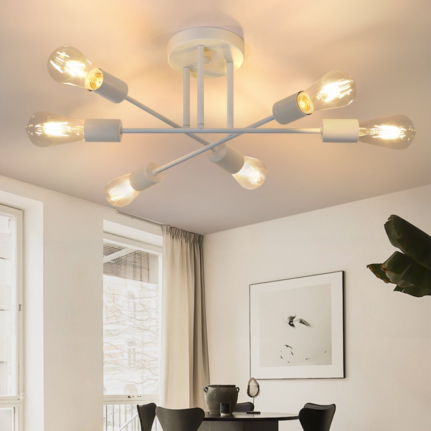 Biała lampa sufitowa z sześcioma gniazdami żarówek i żarówkami, na tle białego sufitu.