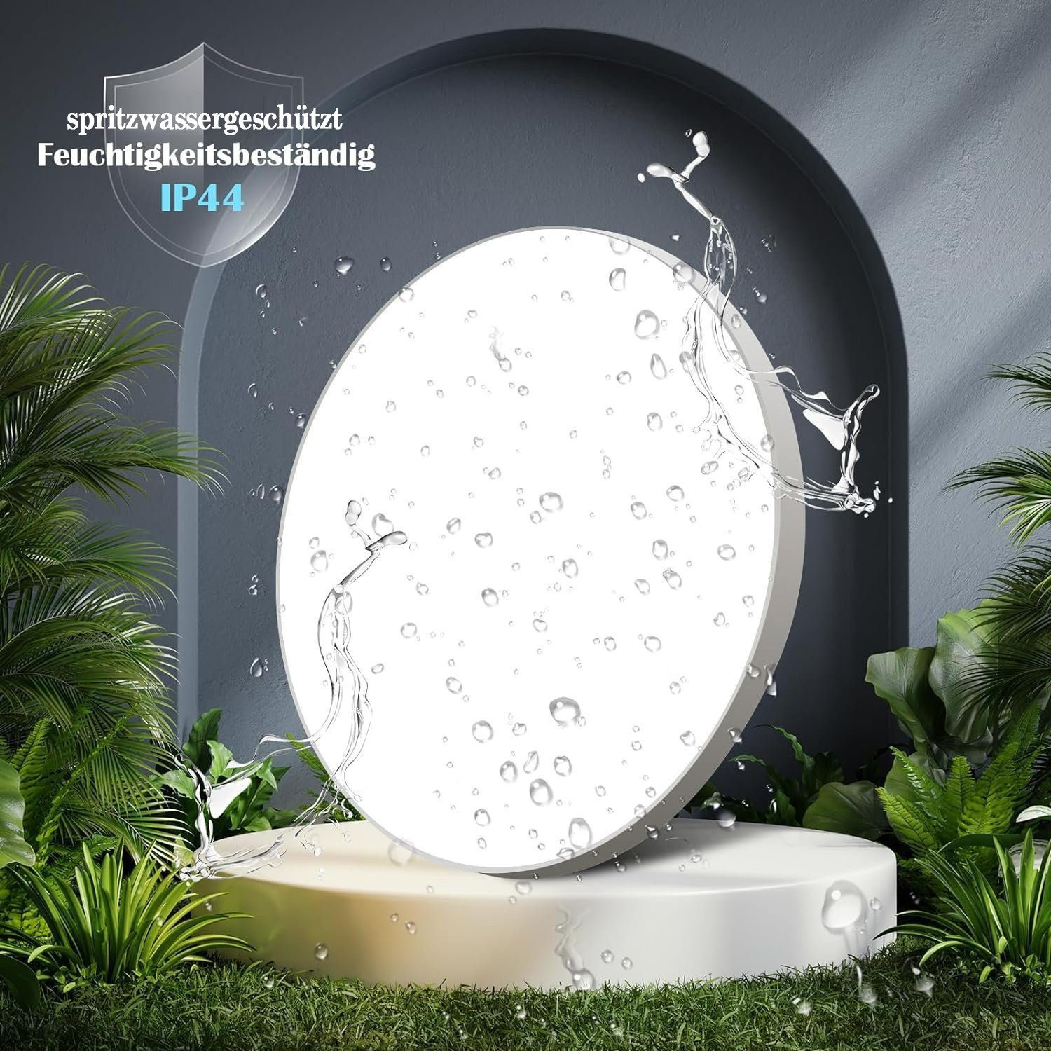 Pannello rotondo, bianco e illuminato. Cadono gocce d'acqua, con uno sfondo di piante e un arco scuro.