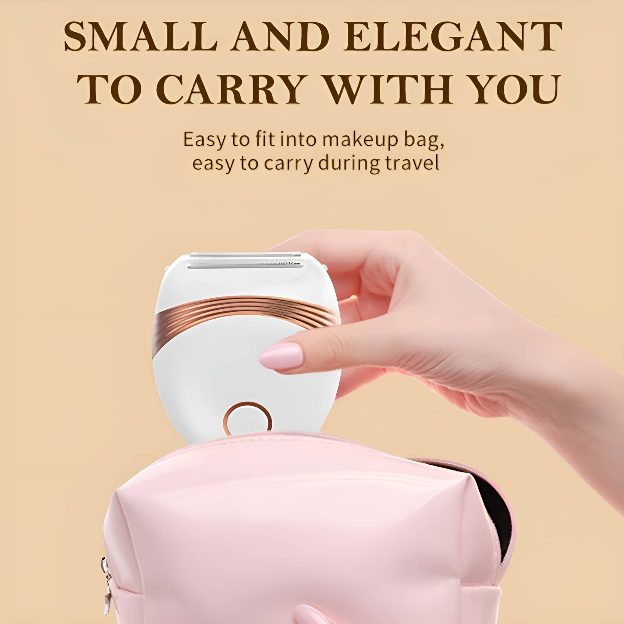 Eine Hand, die einen kleinen weißen und roségoldenen Epilierer hält. Er soll in eine rosa Tasche gesteckt werden.