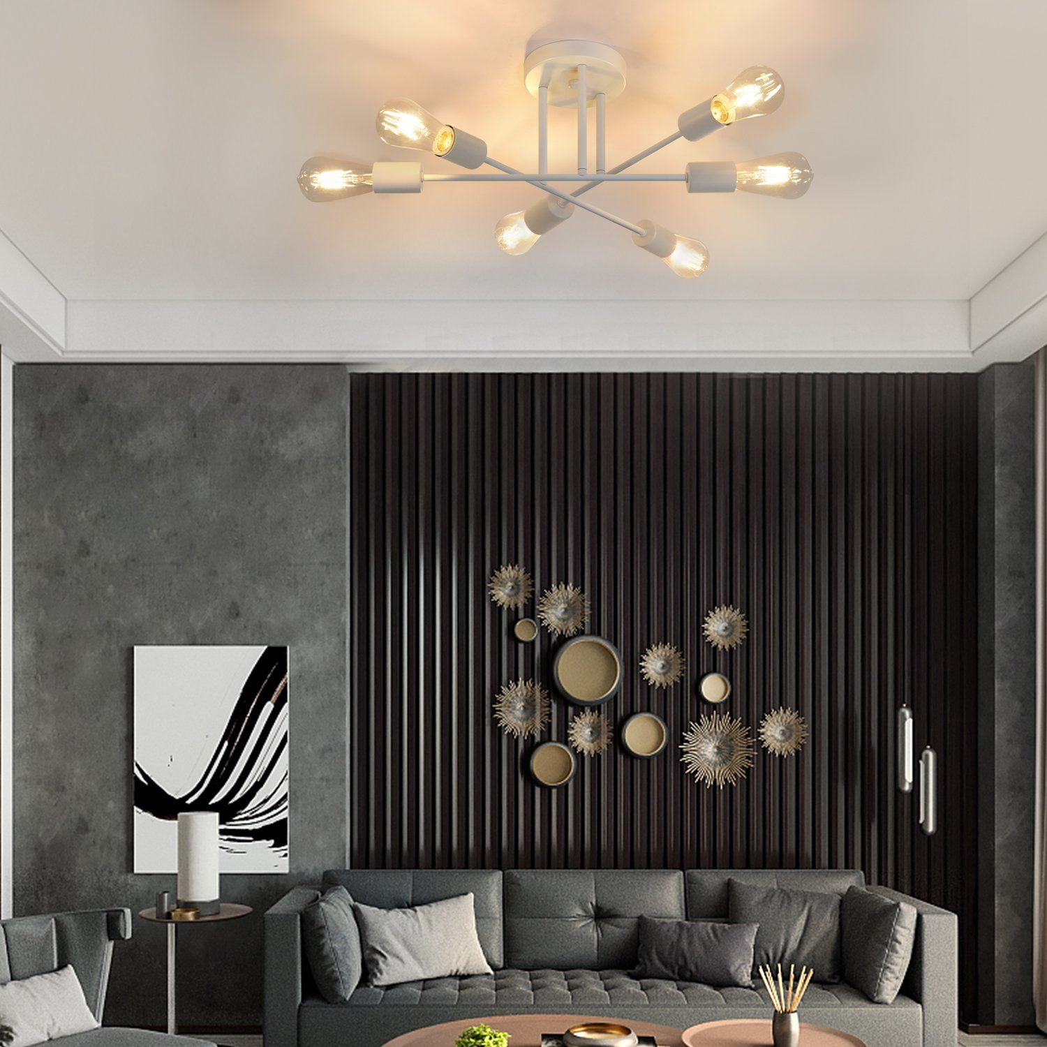 Nowoczesny salon z białą lampą sufitową. Szara sofa, ciemne panele drewniane, sztuka na ścianie.