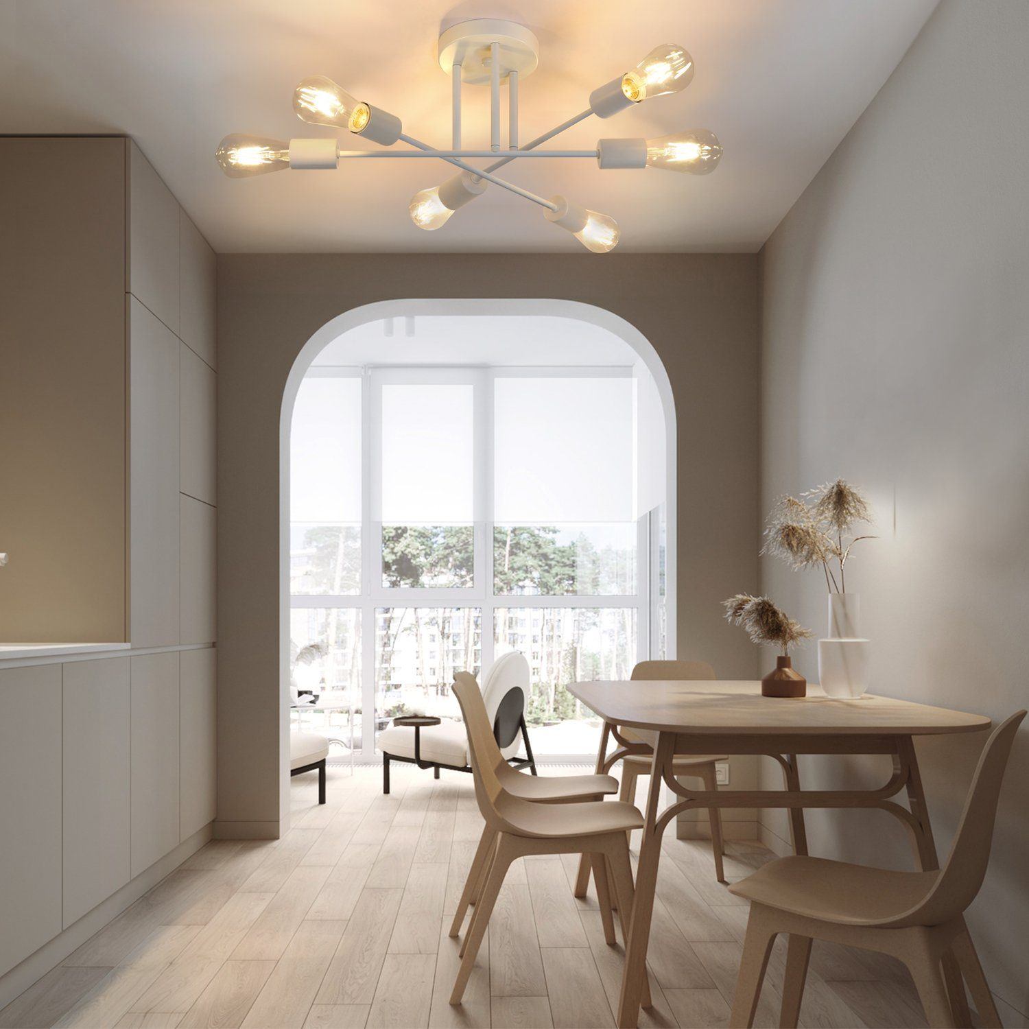 Jasny biały żyrandol z ośmioma żarówkami wisi w pokoju ze stołem i krzesłami. Okno w tle.