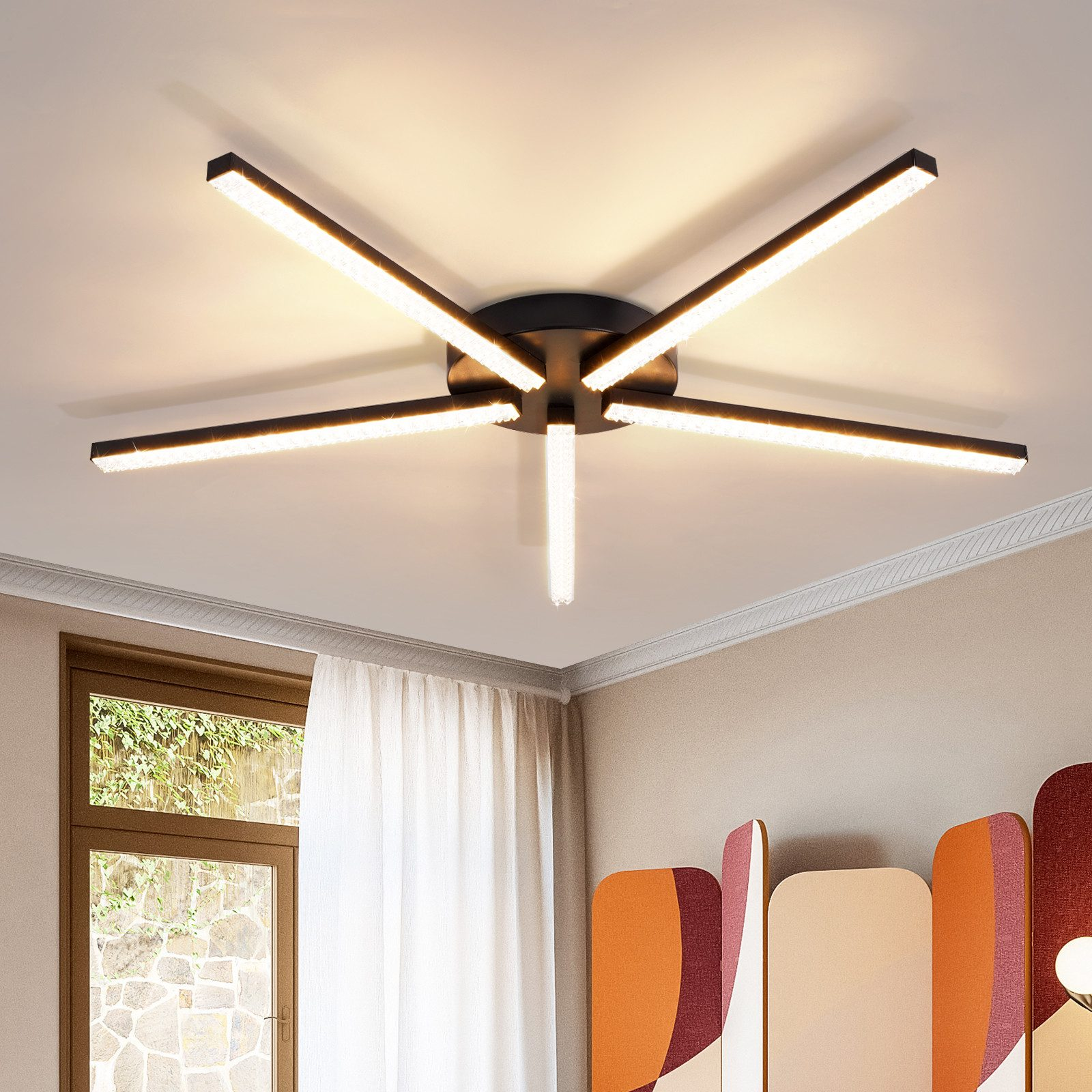 Nowoczesna lampa sufitowa z sześcioma czarnymi ramionami promieniującymi od centralnej czarnej podstawy.