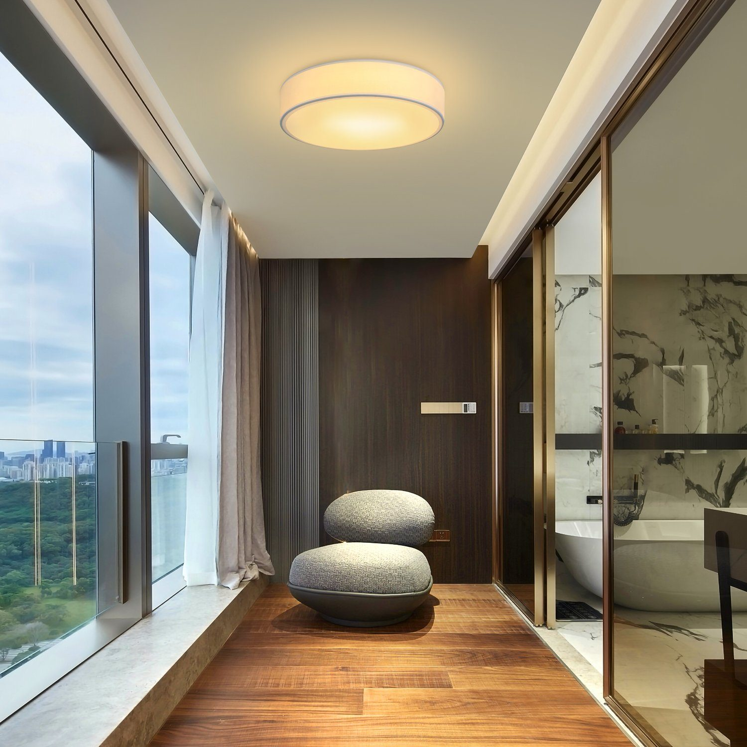 Okrągła biała lampa sufitowa na balkonie z widokiem na budynki i niebo.