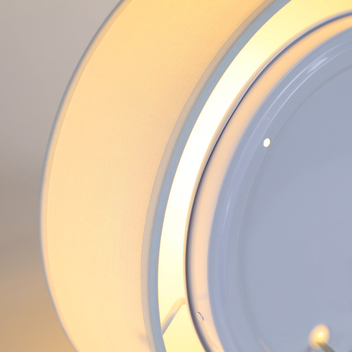 Okrągła oprawa oświetleniowa świecąca jasno. Światło jest ciepłe i rzuca blask.