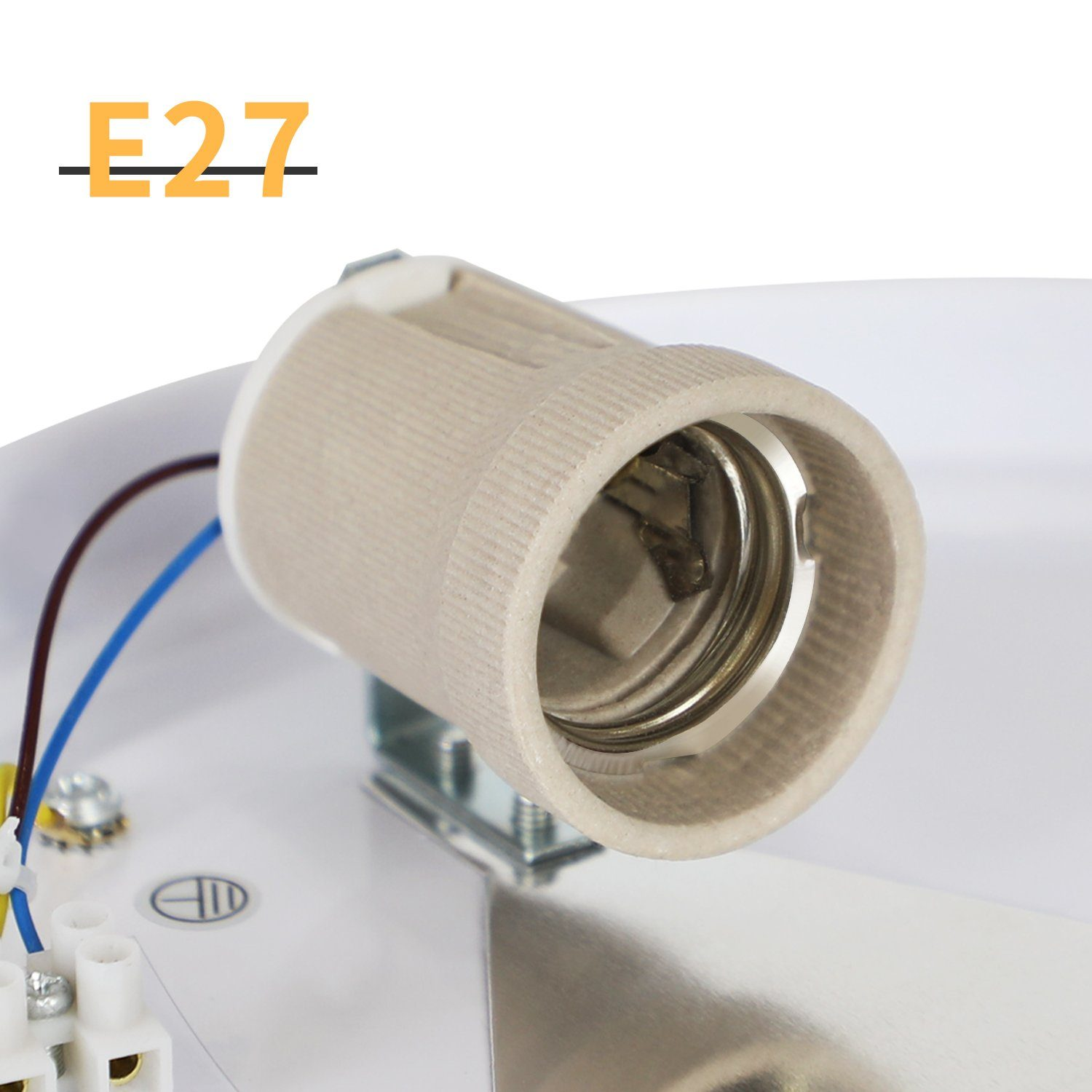 Zbliżenie gniazda żarówki E27. Gniazdo jest beżowe ze srebrnymi metalowymi częściami.