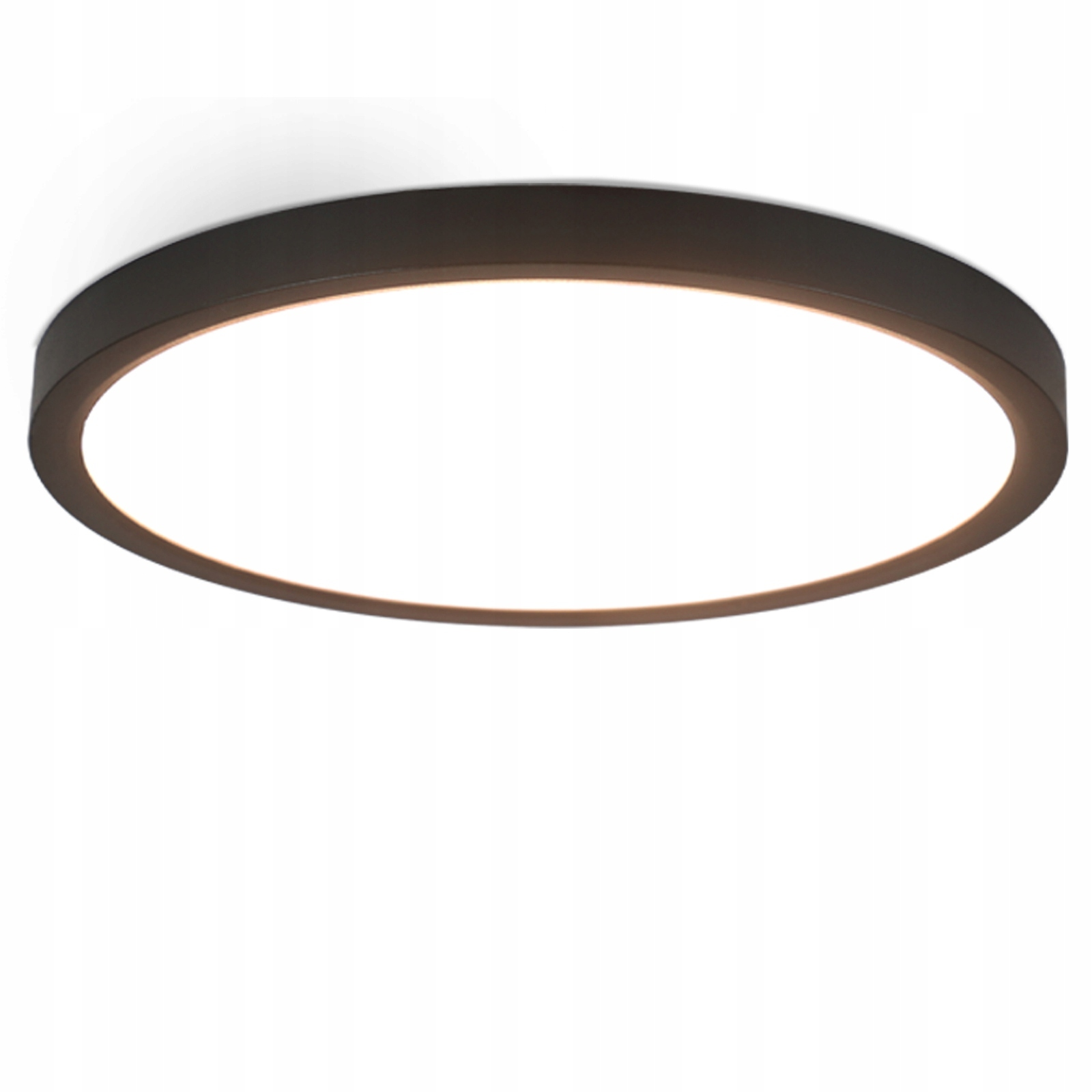 Okrągła, czarna lampa sufitowa z białym światłem pośrodku. Światło jest odizolowane na białym tle.