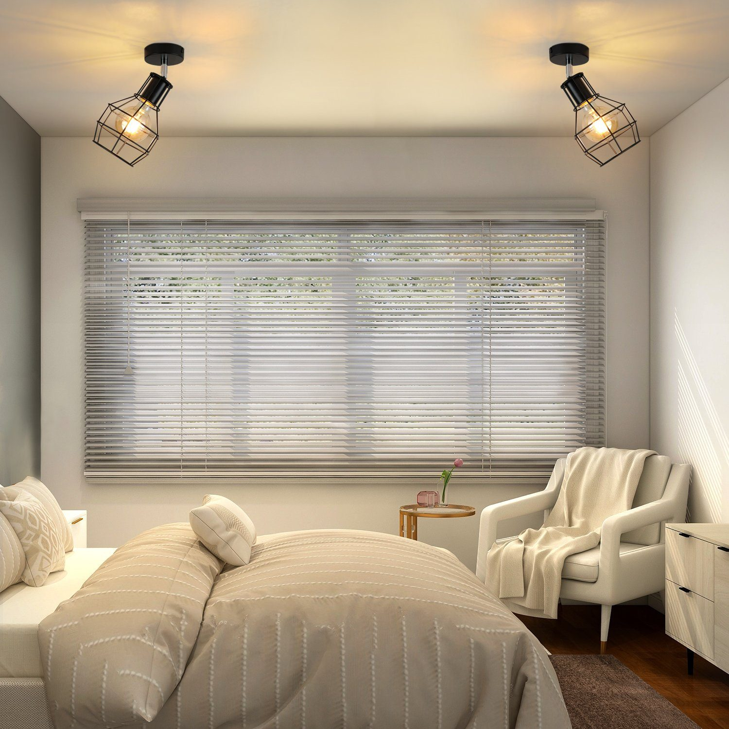 Sypialnia z łóżkiem, żaluzjami, krzesłem i lampami. Neutralne kolory.