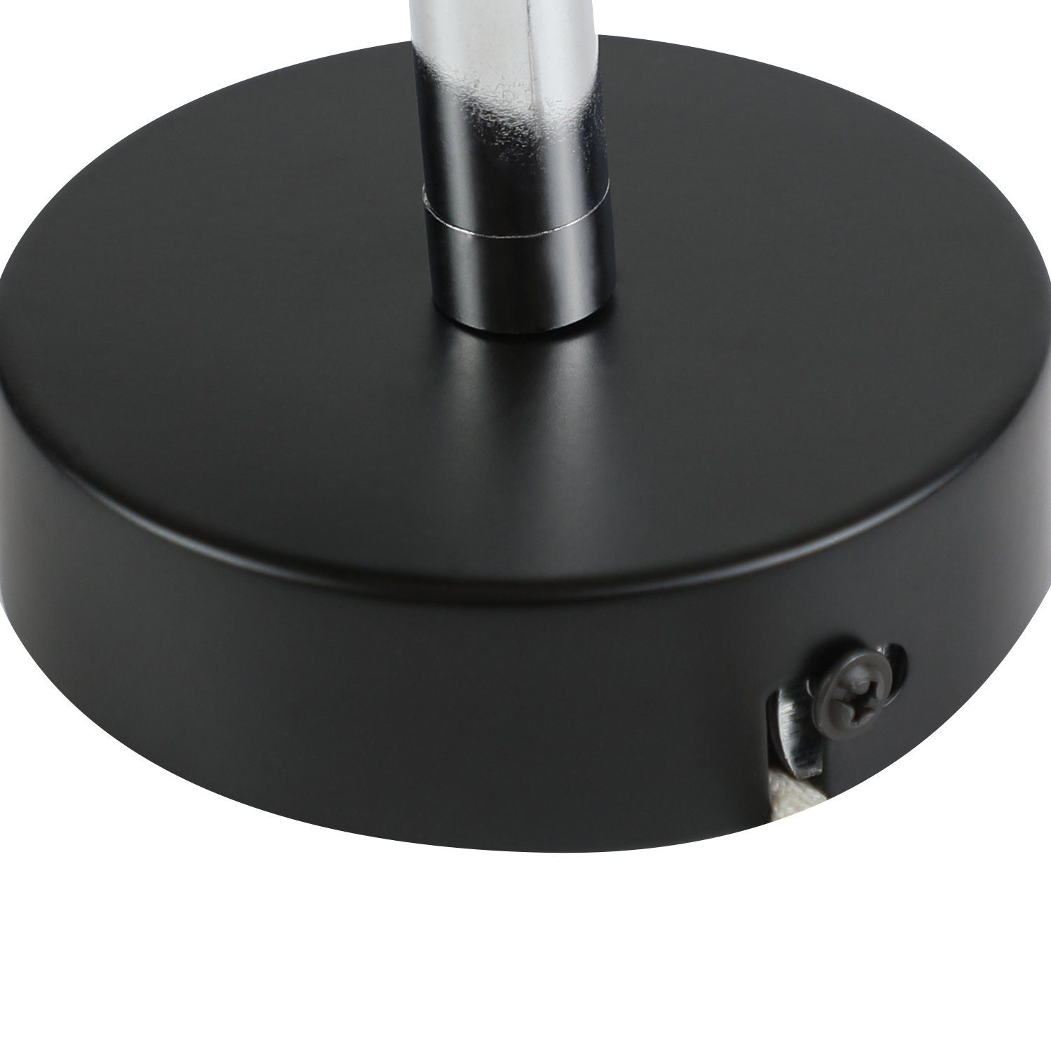 Czarna podstawa lampy ze śrubą. Podstawa jest okrągła. Tło jest białe.