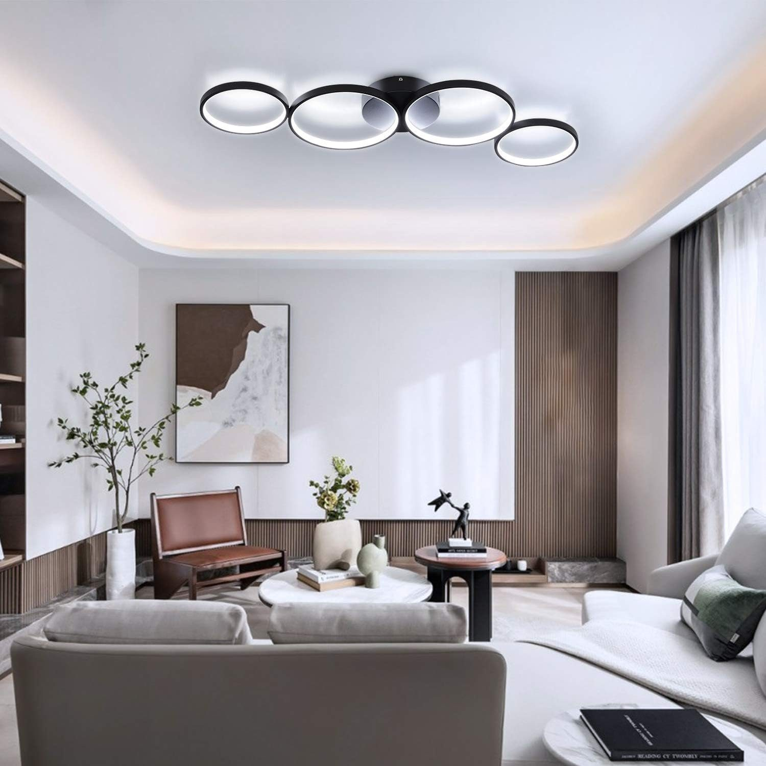 Nowoczesny salon z oświetleniem sufitowym i białymi ścianami.