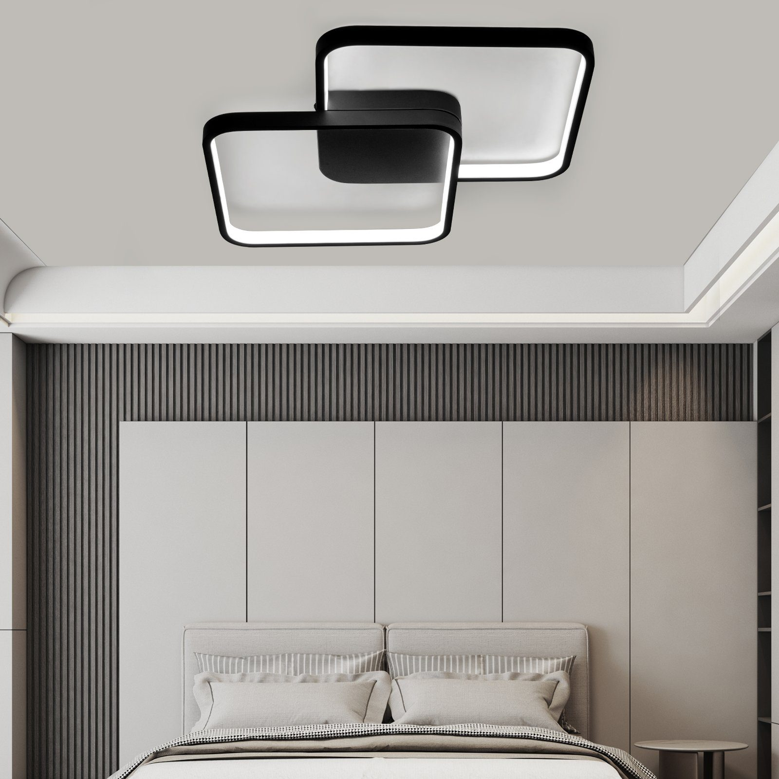 Dwa kwadratowe światła na suficie. Mają czarne ramy i białe panele świetlne. Ustawienia sypialni.