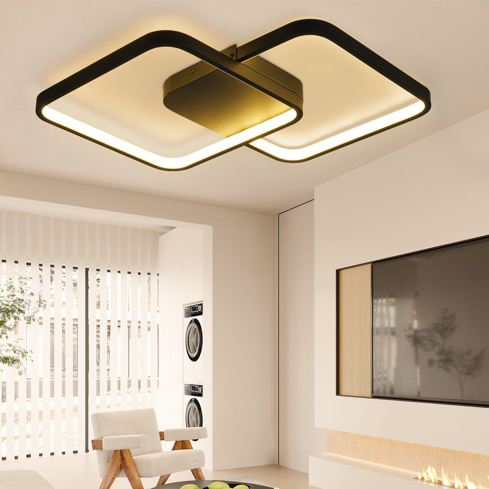 Czarno-biała nowoczesna lampa sufitowa. W tle biała ściana i okno z zasłonami.