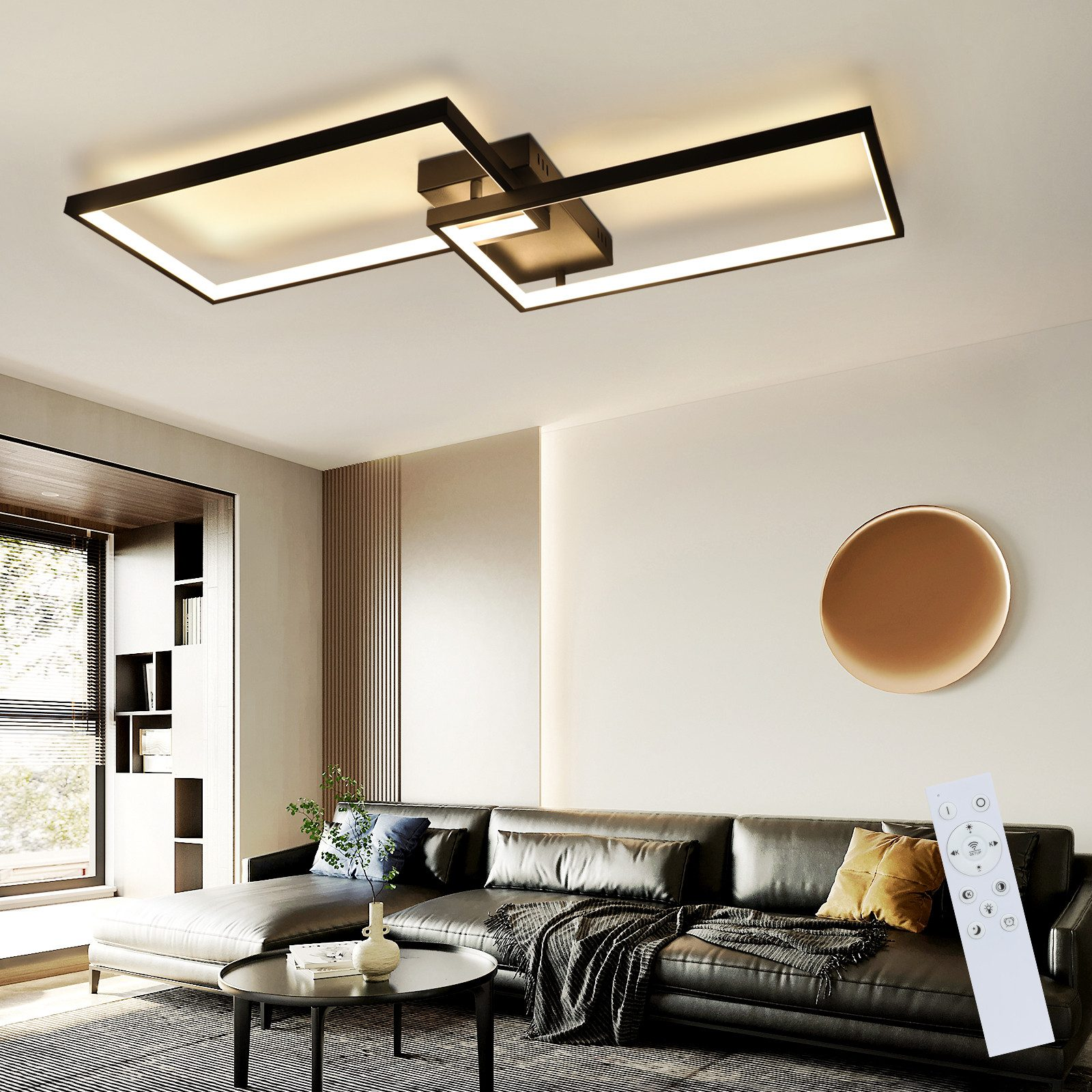 Salon z nowoczesną lampą sufitową, czarną skórzaną sofą i pilotem. Jest okrągłe lustro.