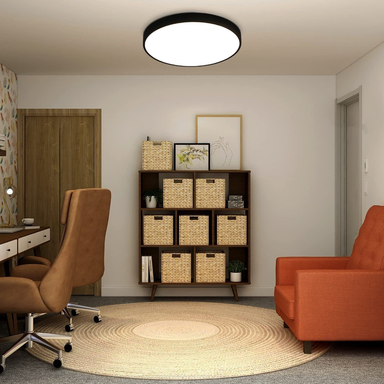 Wystrój wnętrz: Domowe biuro z biurkiem, krzesłem, regałem, dywanem i pomarańczowym fotelem. Dobrze oświetlone.