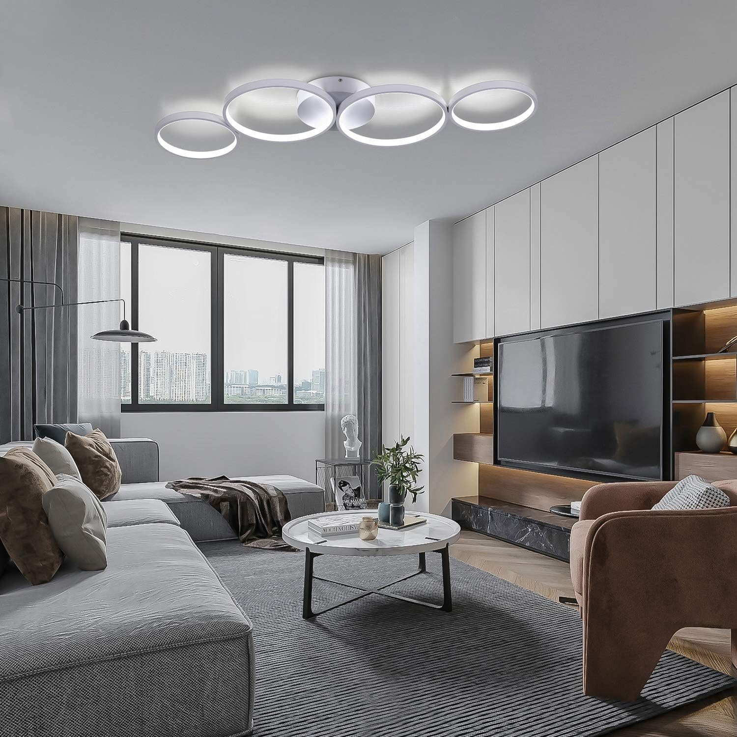 Nowoczesny salon z białą lampą sufitową, sofą, telewizorem i widokiem na miasto przez okno.