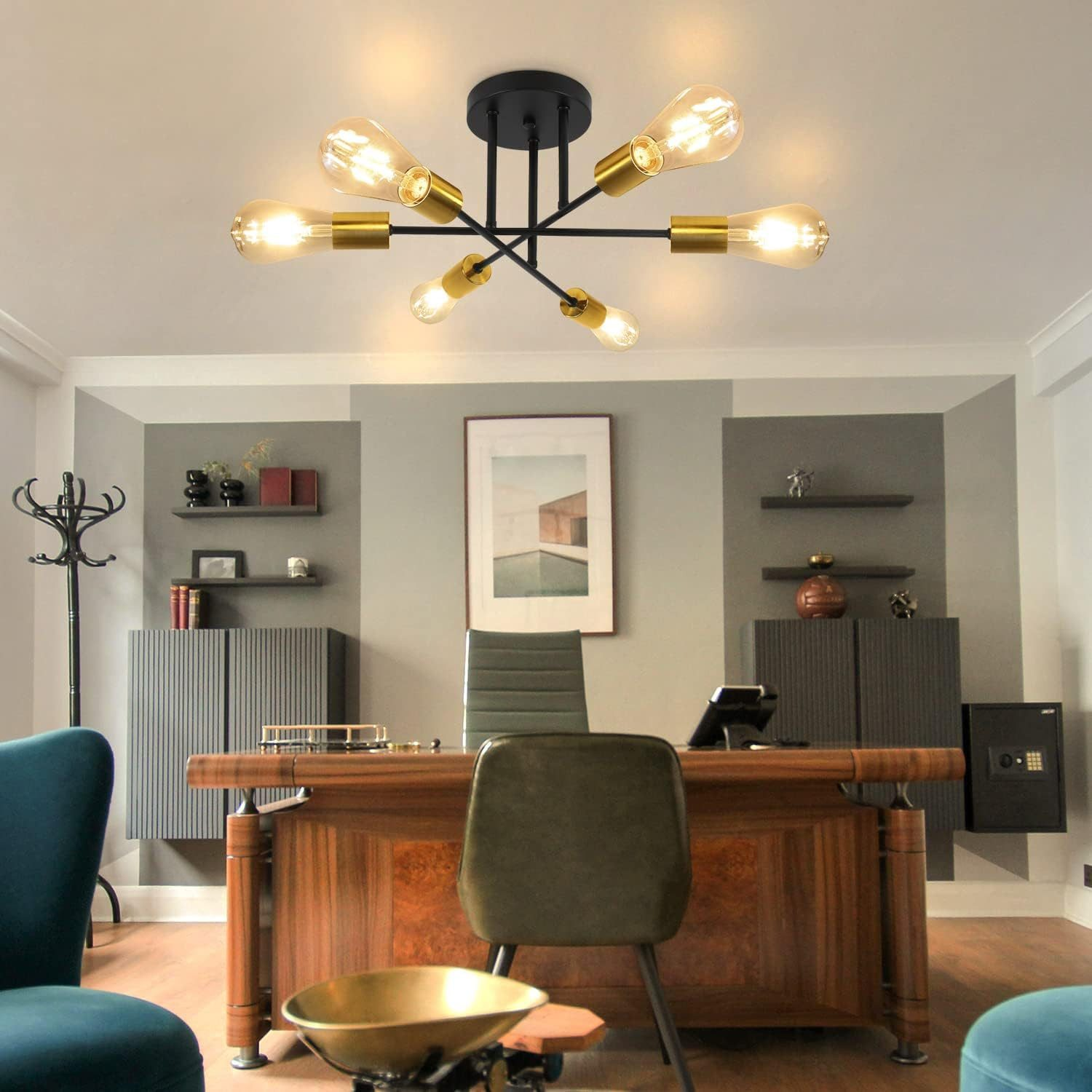 Biuro z żyrandolem, biurkiem, krzesłem i wieszakiem. Pokój ma profesjonalne otoczenie z wystrojem.