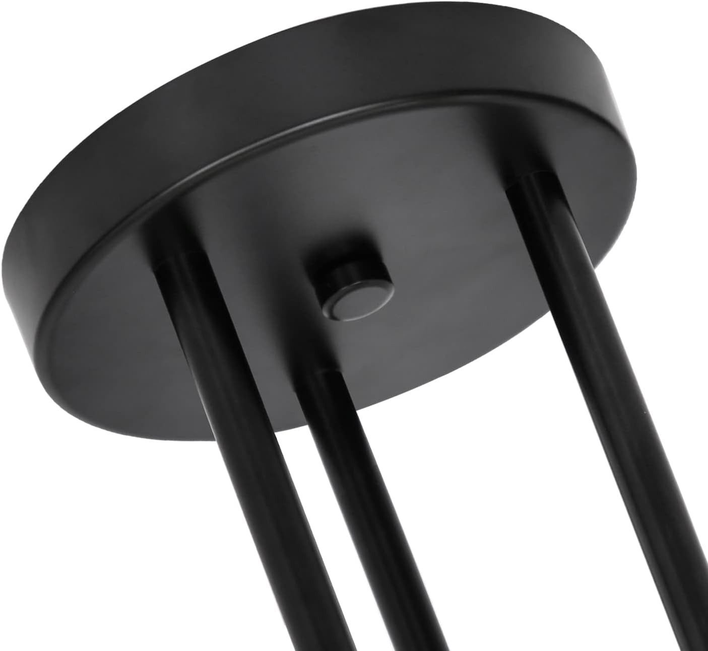 Czarna podstawa lampy sufitowej z trzema ramionami rozciągającymi się w dół.