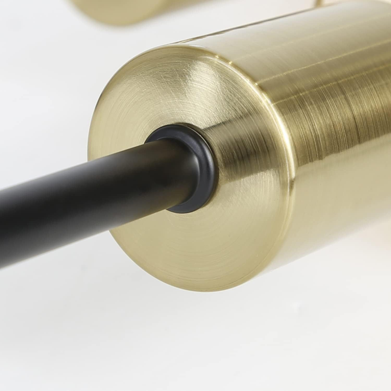 Zbliżenie złotego i czarnego elementu oprawy oświetleniowej.