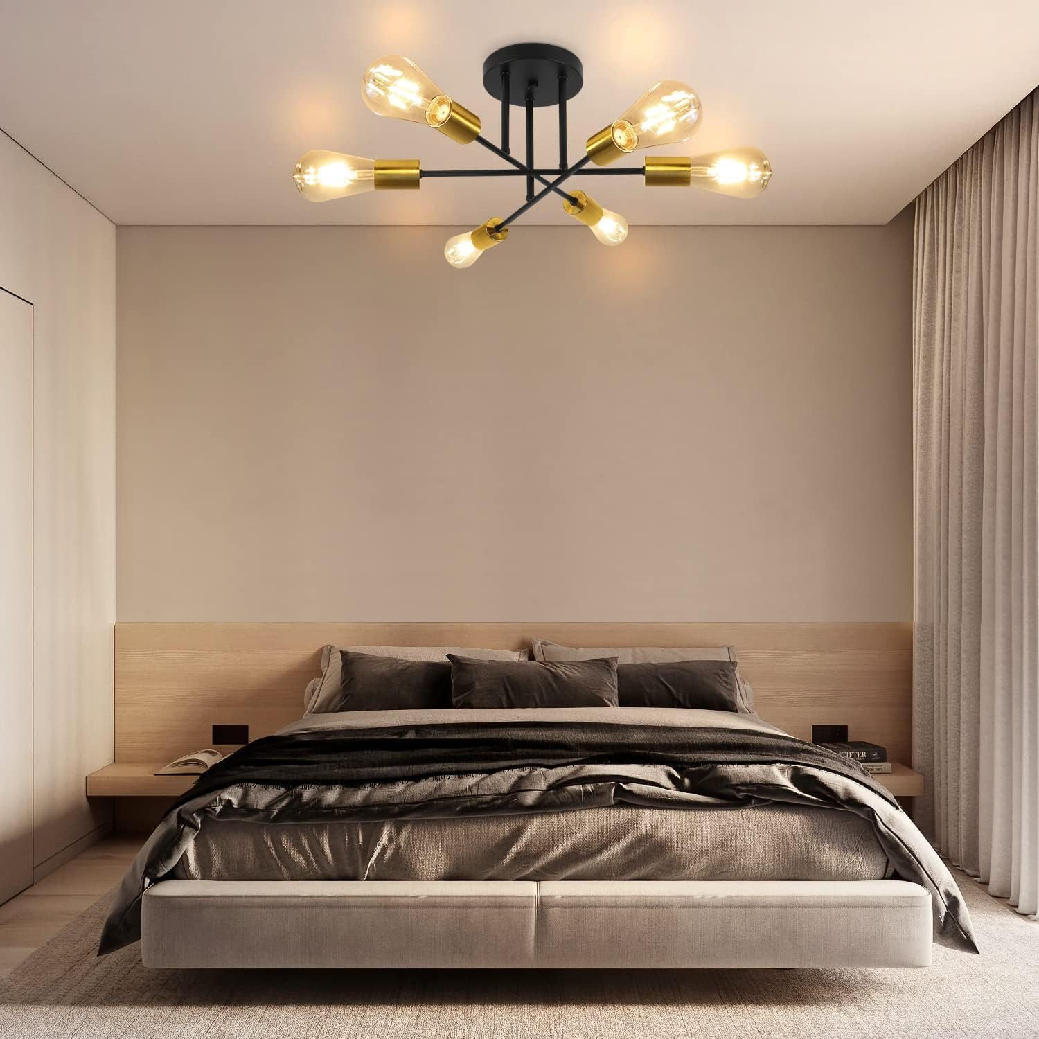 Sypialnia z czarno-złotym żyrandolem Sputnik nad łóżkiem.