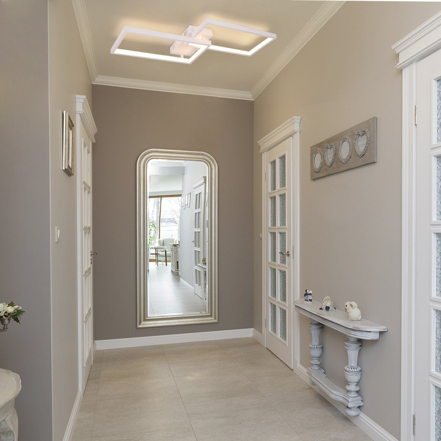 Korytarz z lustrem, drzwiami i oświetleniem sufitowym. Ściany są szare. Podłoga jest wyłożona kafelkami.