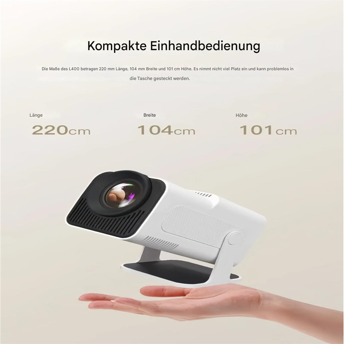 Weißer Projektor in einer Hand gehalten. Der Projektor zeigt Produktabmessungen: 220 cm lang, 104 cm breit, 101 cm hoch.