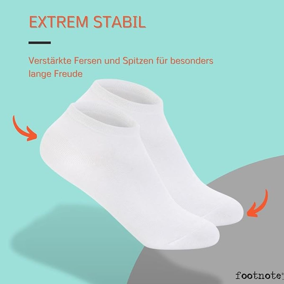 Zwei weiße Socken. Sie sind schlicht, mit grauem Hintergrund und Text. Der Text ist der Markenname.