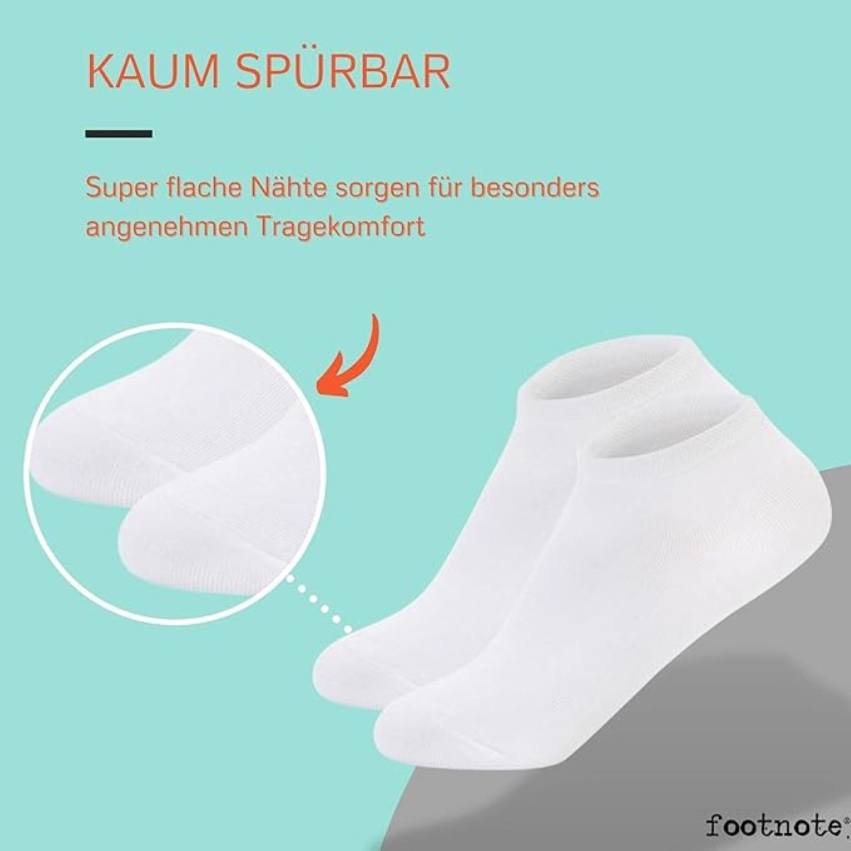 Zwei weiße Knöchelsocken. Text sagt: 'Super flache Nähte für angenehmen Tragekomfort'.