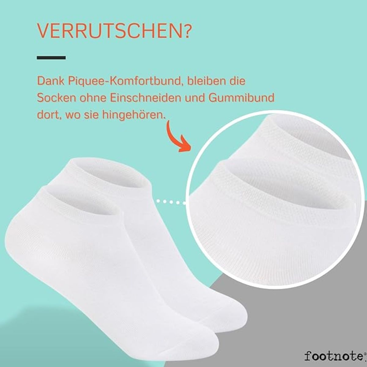 Drei weiße Füßlinge. Das Bild zeigt den Rand der Socken und den deutschen Text: 'VERRUTSCHEN?'