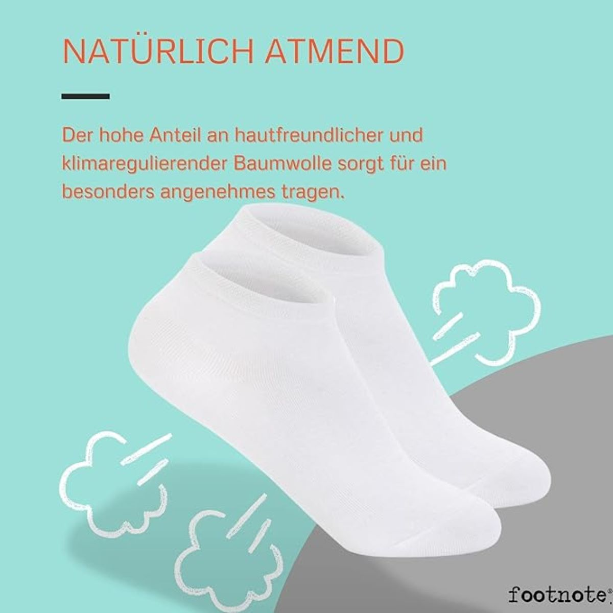 Zwei weiße Socken. Text: Natürlich atmungsaktiv. Fördert angenehmes Tragen.