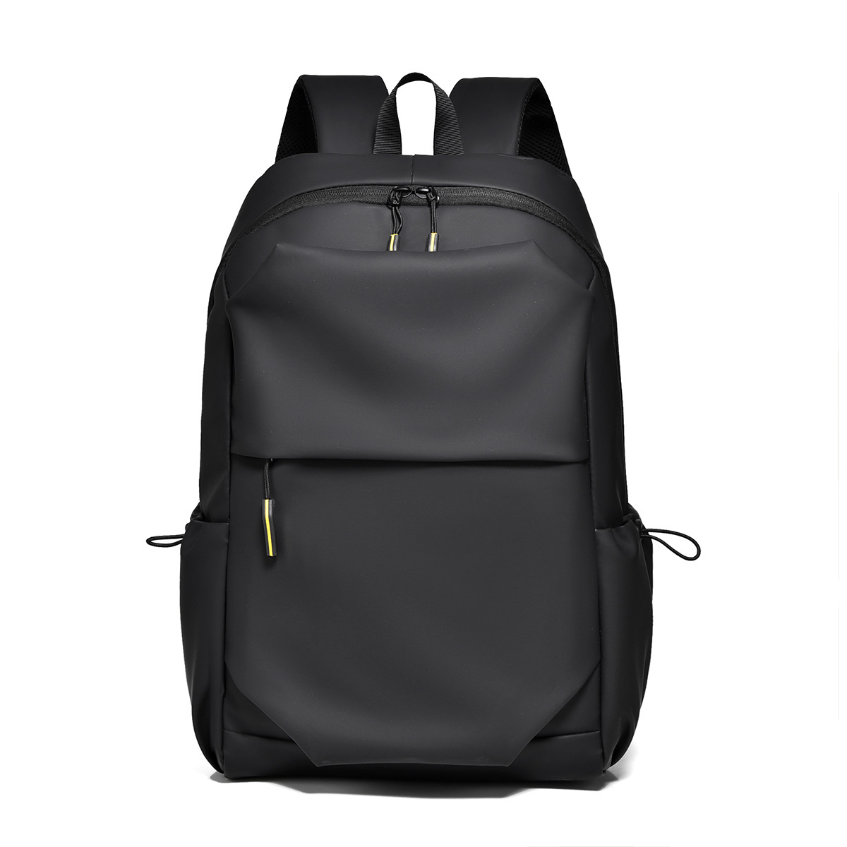 Schwarzer Rucksack mit mehreren Fächern und Reißverschlüssen, auf weißem Grund.