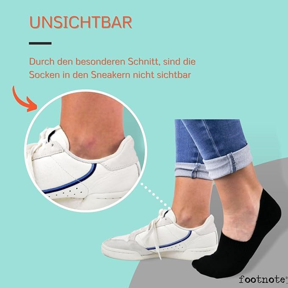 Füße mit Socken in Sneakern, mit Nahaufnahme der Socken, die Unsichtbarkeit demonstrieren.