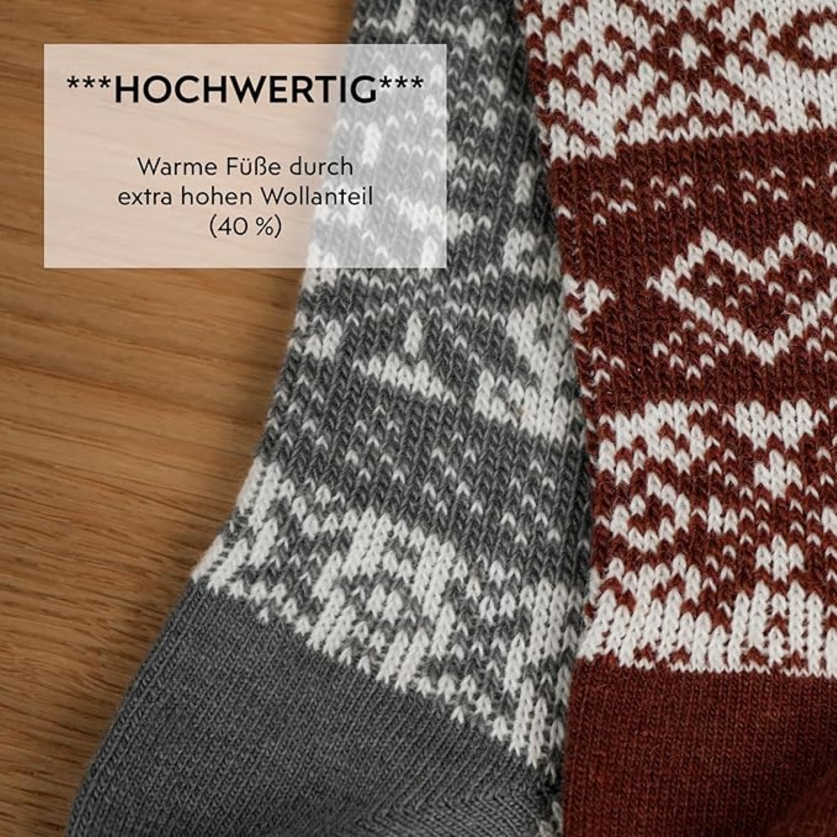 Nahaufnahme von zwei gemusterten Socken, eine grau mit weiß, die andere braun mit weißen Mustern.