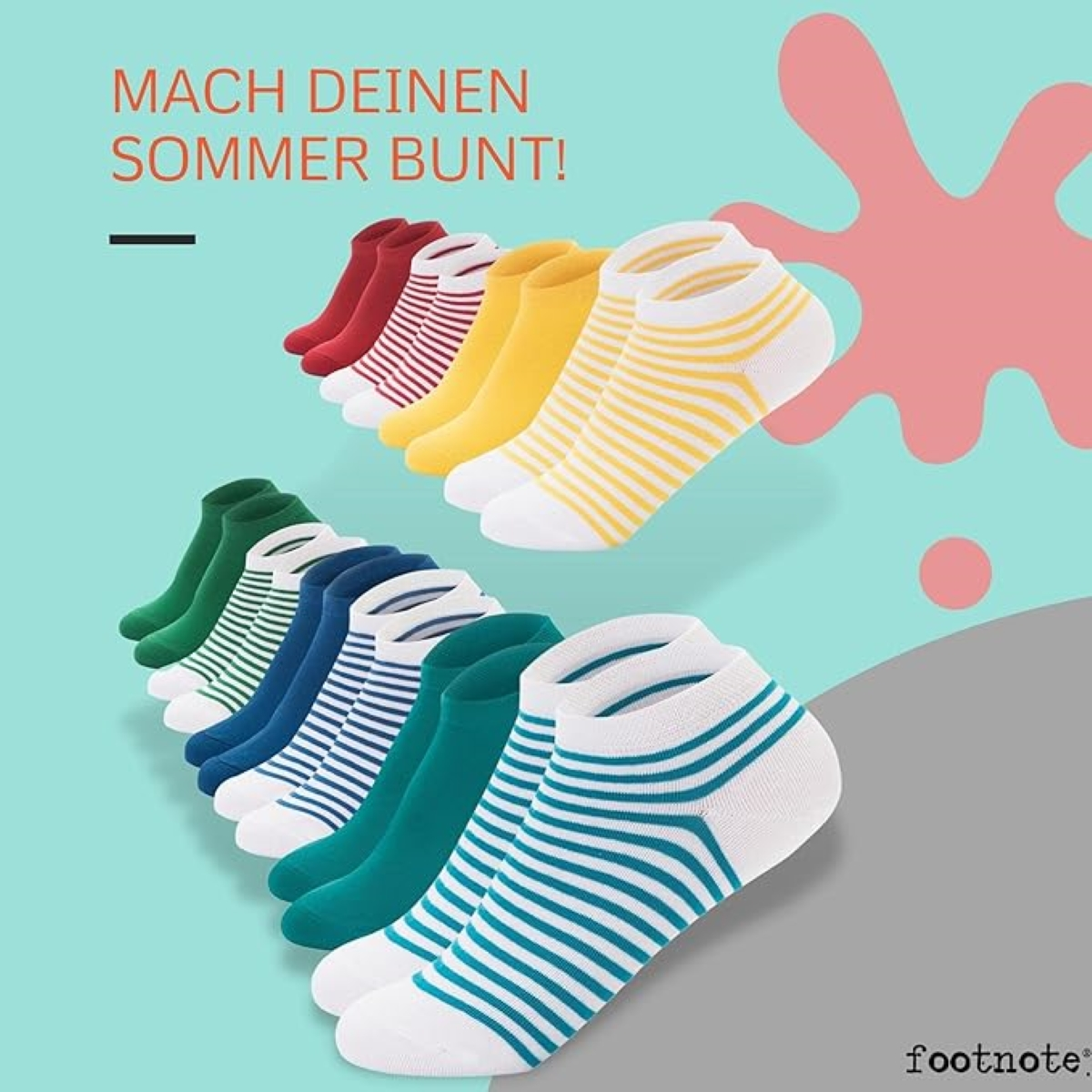 Eine Ansammlung farbenfroher gestreifter Socken vor einem rosa und weißen Hintergrund.