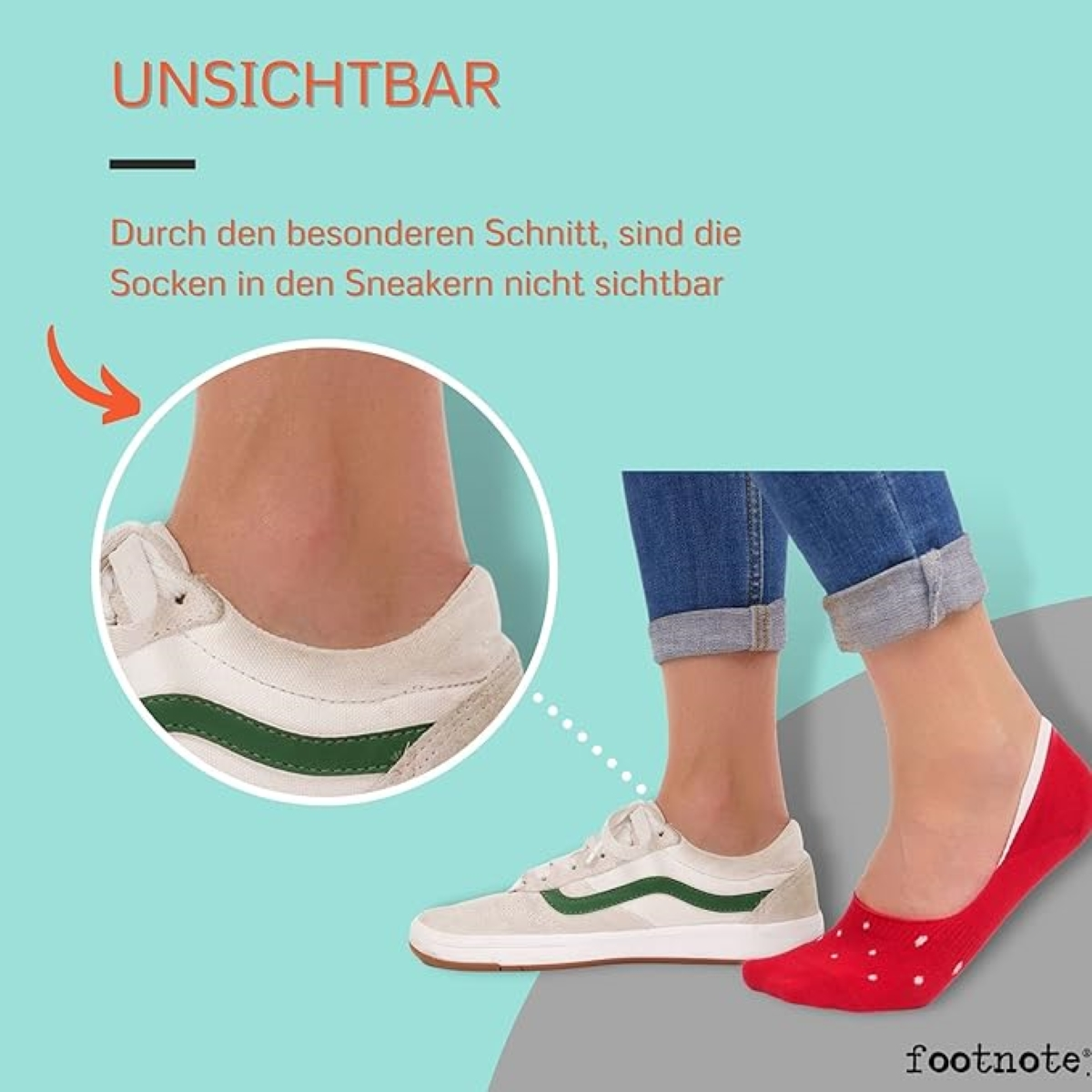 Frau mit unsichtbaren Socken und weißen Sneakers. Rote Socken mit weißen Punkten.