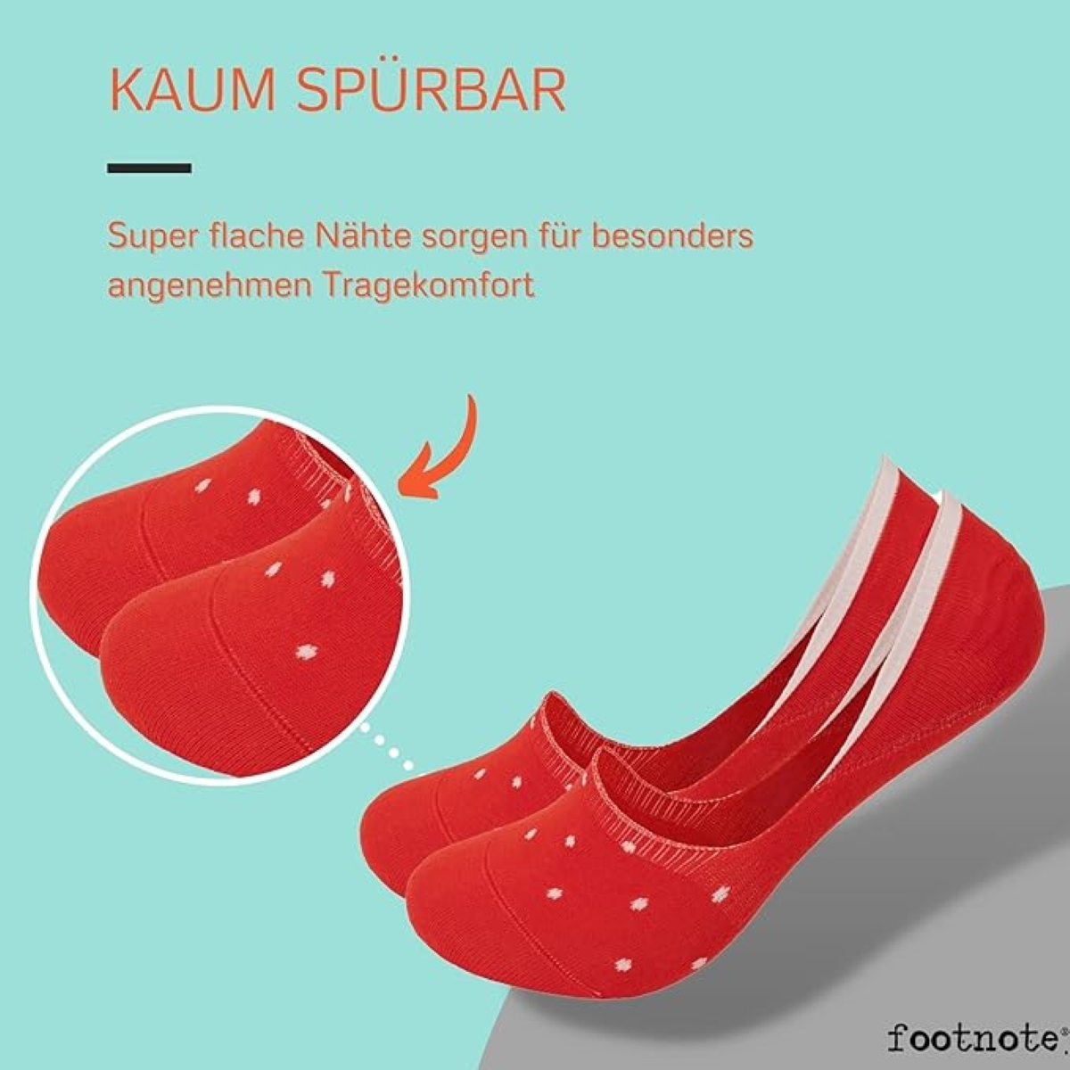 Rote No-Show-Socken mit weißen Punkten. Der Text auf Deutsch lautet "Kaum spürbar" und beschreibt Komfort.