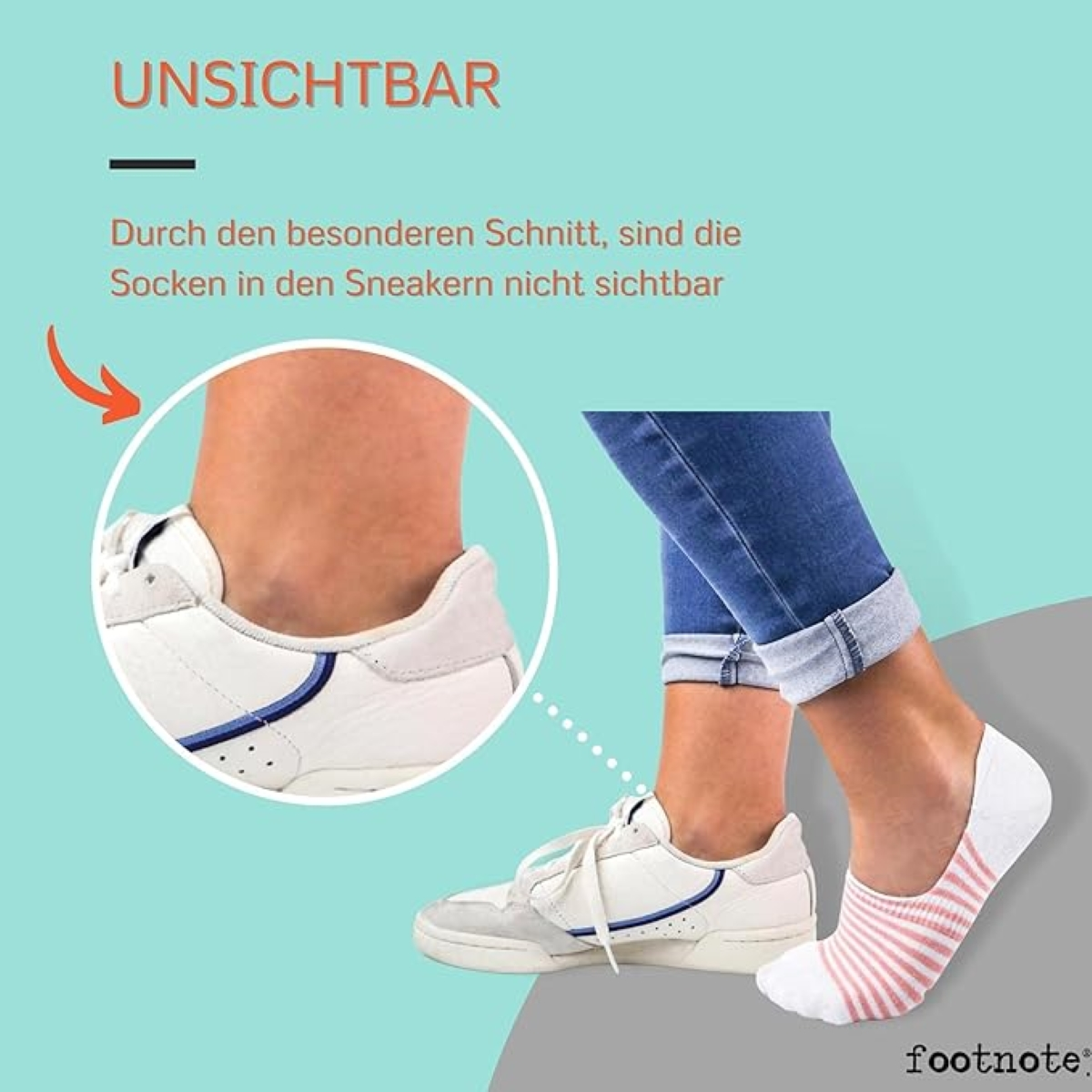 Person trägt weiße Sneaker und unsichtbare Socken, mit Text über die Socken.