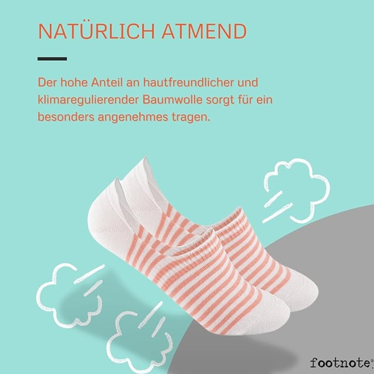 Paar weiße Socken mit orangefarbenen Streifen. Weiße Rauchwolken um die Socken herum.