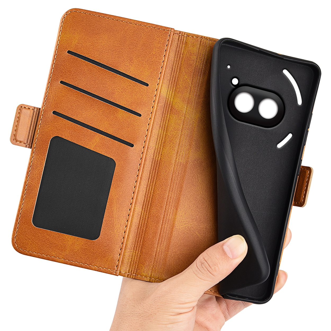 Étui de téléphone en cuir marron avec fentes pour cartes et un téléphone noir à l'intérieur.