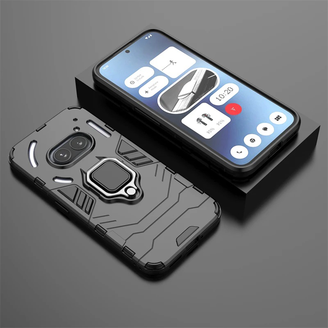 Een grijze telefoonhoes met een telefoon erin, op een zwart oppervlak.