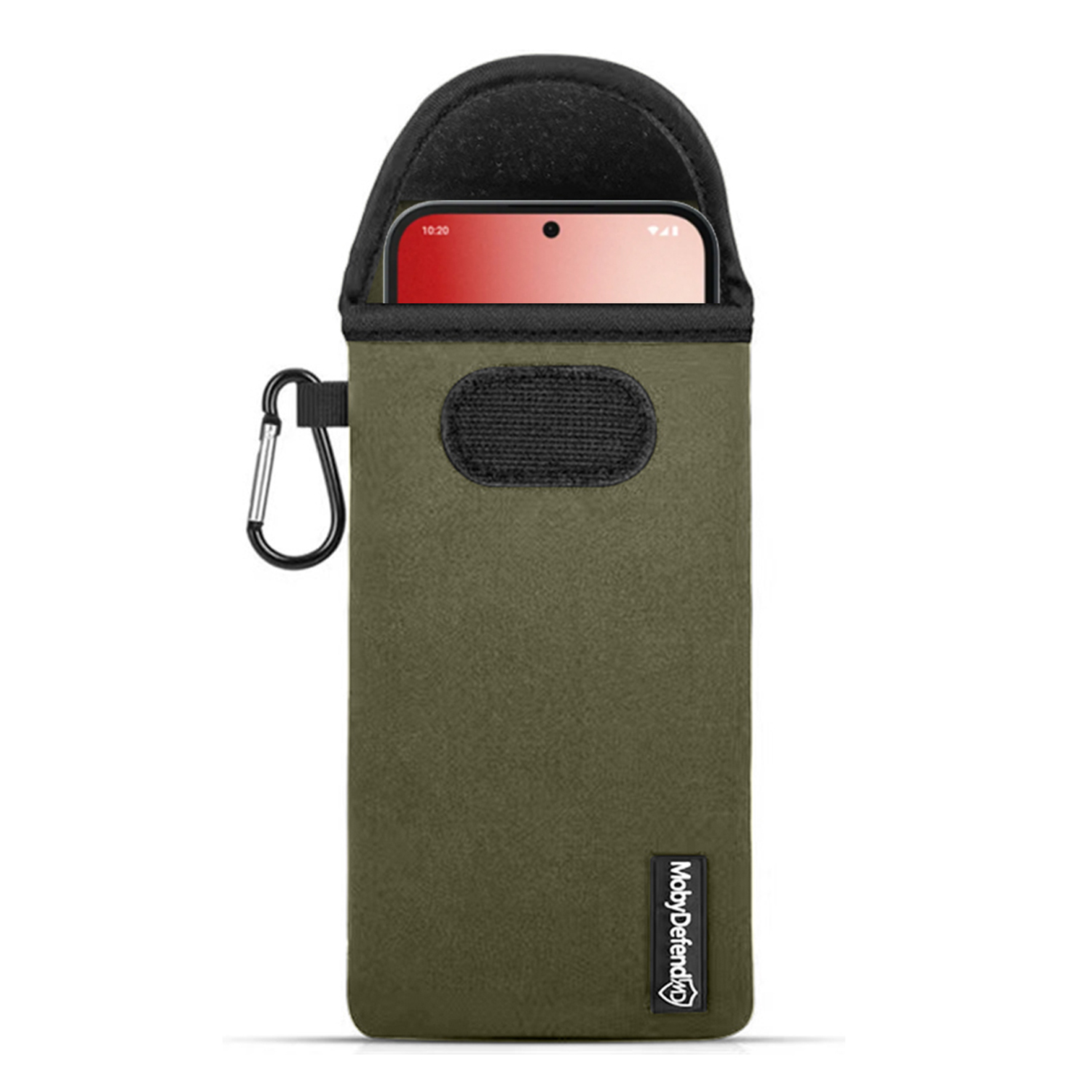 Een olijfgroene telefoonhoes met een zwarte rand en een zilveren karabijnhaak. Een telefoon zit in de hoes.