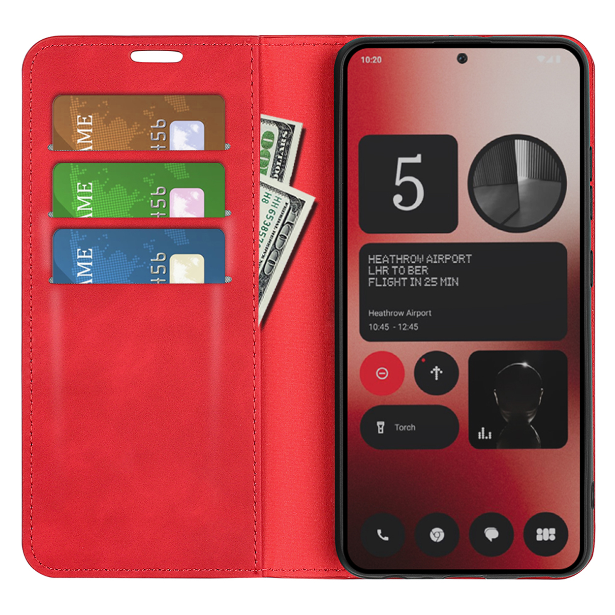 Rode telefoonhoes geopend, met creditcards en een telefoon met vluchtinfo.