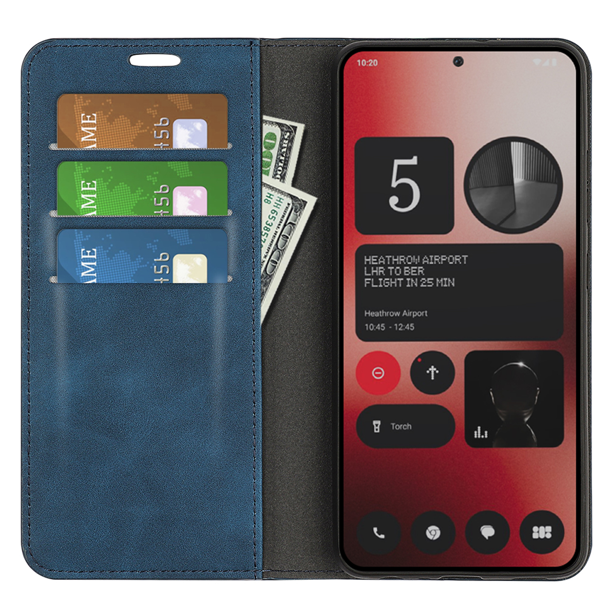 Blauwe telefoonhoes met kaarten en geld. Telefoonscherm toont luchthaveninfo.