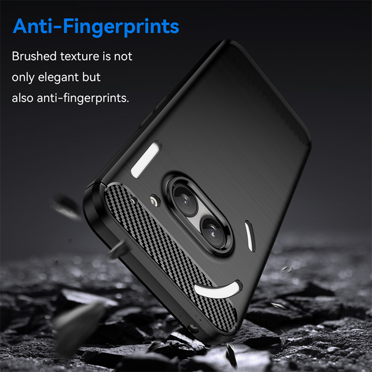 Coque de téléphone noire avec une texture brossée. La coque est sur un fond gris foncé. Il a deux objectifs.