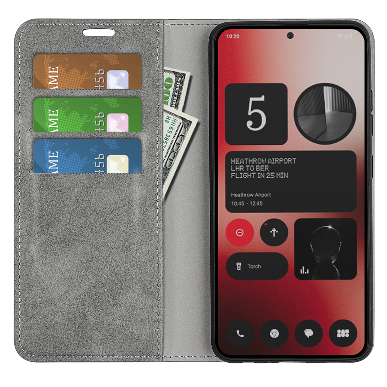Grijze telefoonhoes met creditcards en een telefoon met vluchtinformatie.