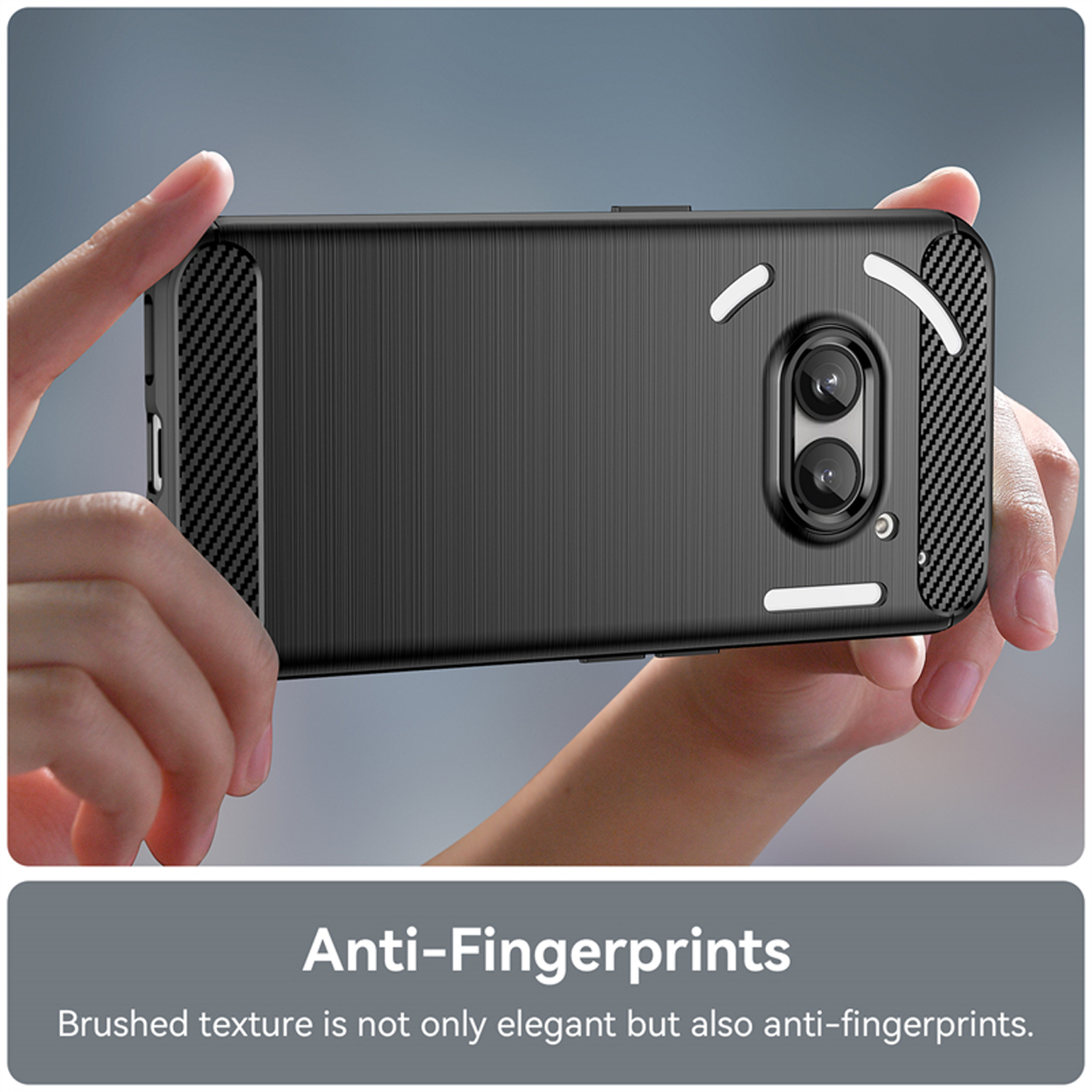 Mains tenant une coque noire avec dos texturé et double caméra.