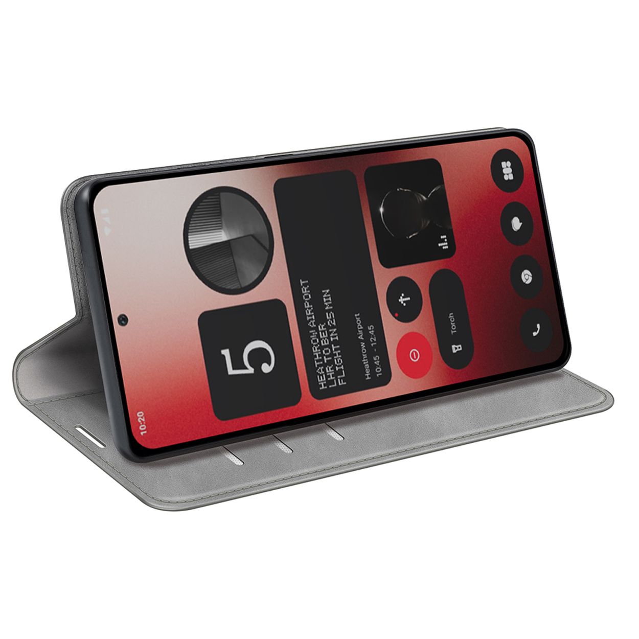 Telefoon met vluchtinfo, in grijze telefoonhoes. De telefoon is omhoog gekanteld.