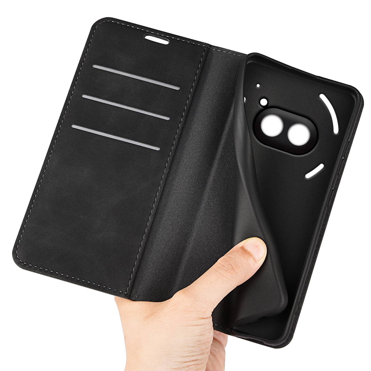 Une main tient un étui de téléphone noir ouvert. L'intérieur de l'étui est noir et le téléphone est en place.