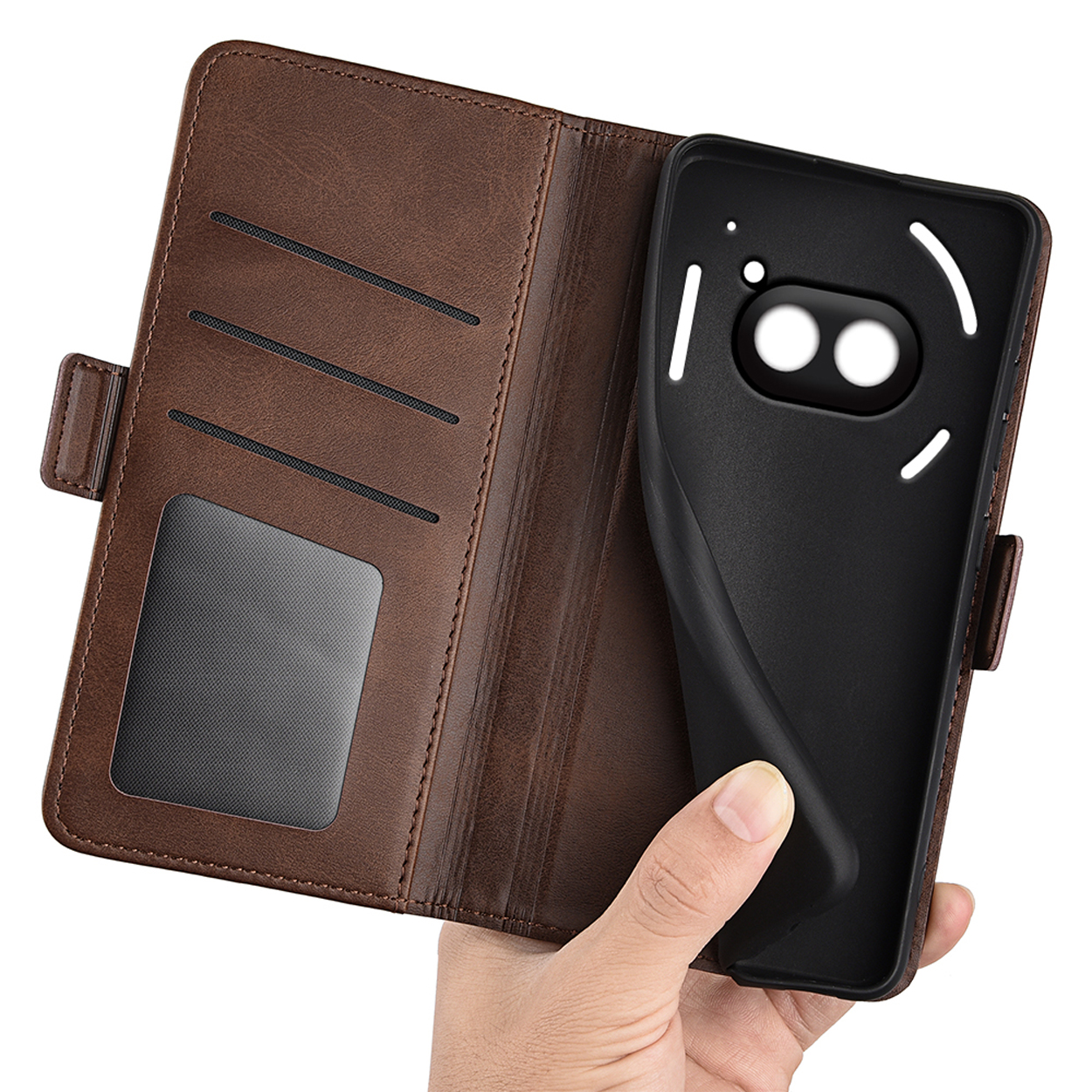 Étui de téléphone marron, ouvert, montrant un téléphone à l'intérieur, avec une main tenant l'étui.