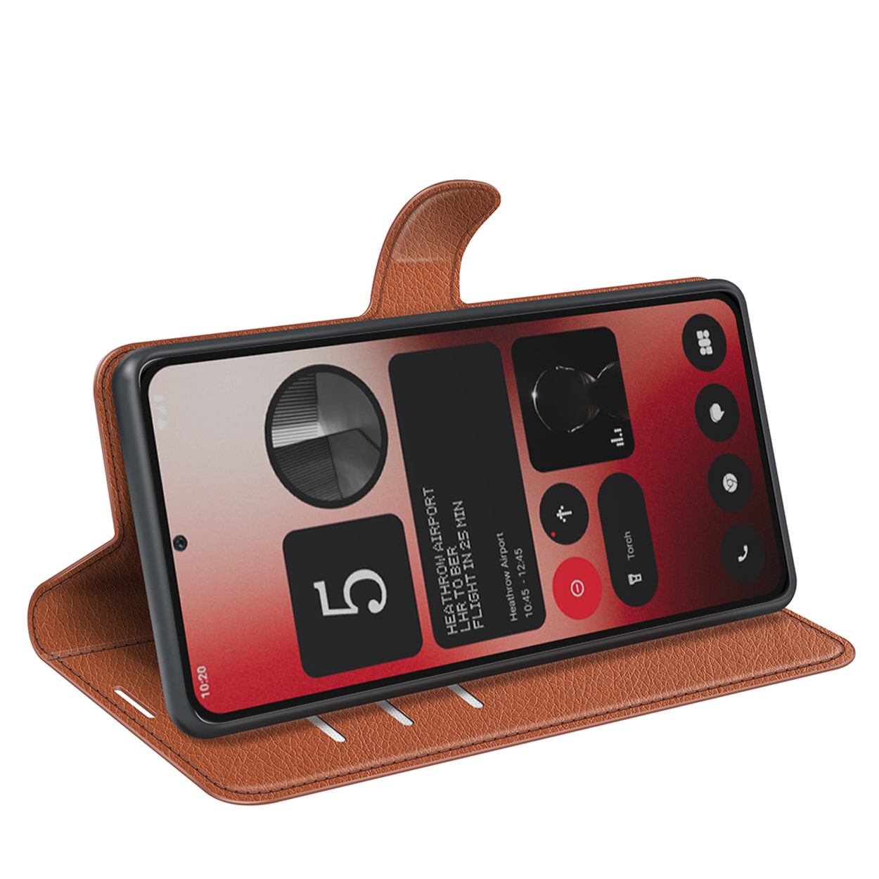 Étui de téléphone marron ouvert avec un téléphone affichant un horaire de vol; cuir.