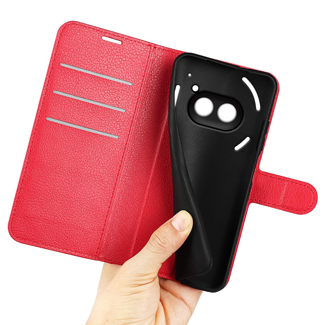 Une main tenant un téléphone avec un étui noir ouvert, montrant l'arrière du téléphone.